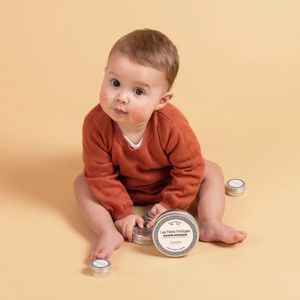 Trygge produkter til barn som smekke, matboks, drikkeflasker, kopper, skåler og skjeer i matgodkjent silikon uten plast.